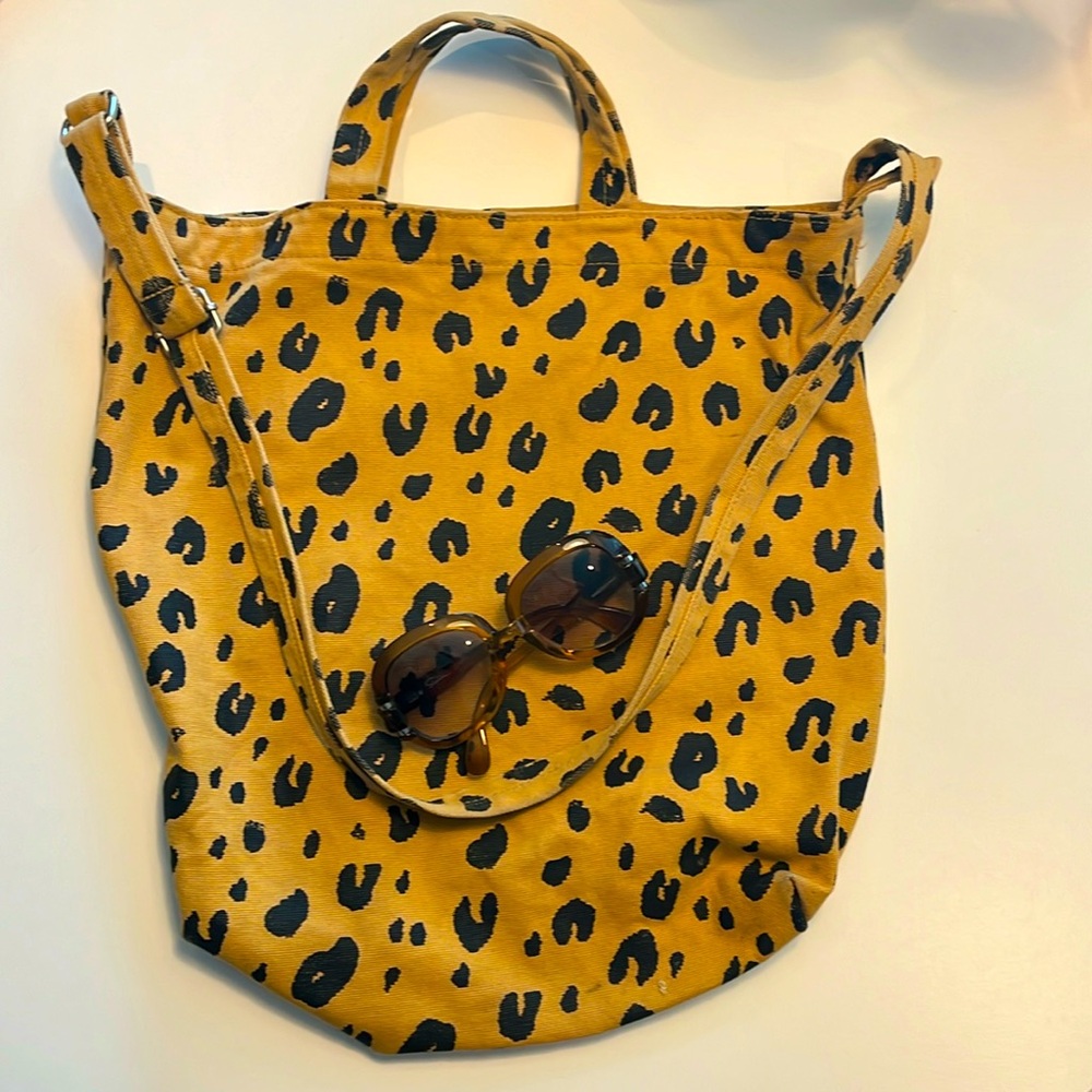 BAGGU duck bag. cheetah leopard spotted vertical tote